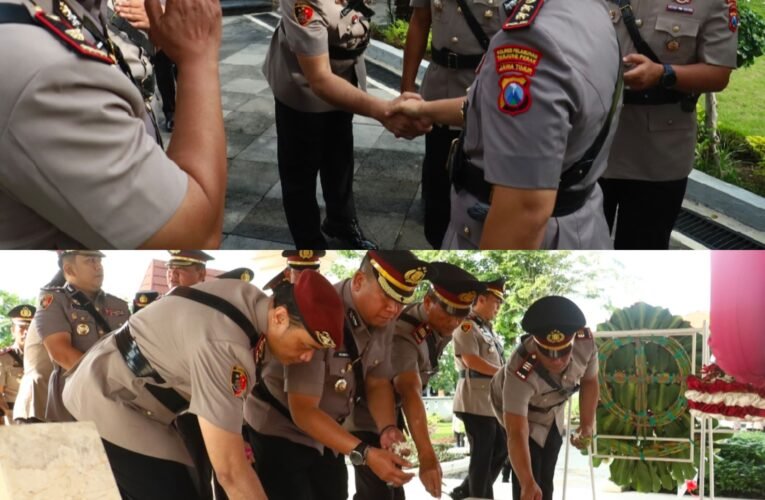 Teladani Pahlawan, Kapolres Tanjung Perak Pimpin Tabur Bunga di Makam WR Supratman Beserta Pejabat Utama dan Bhayangkari