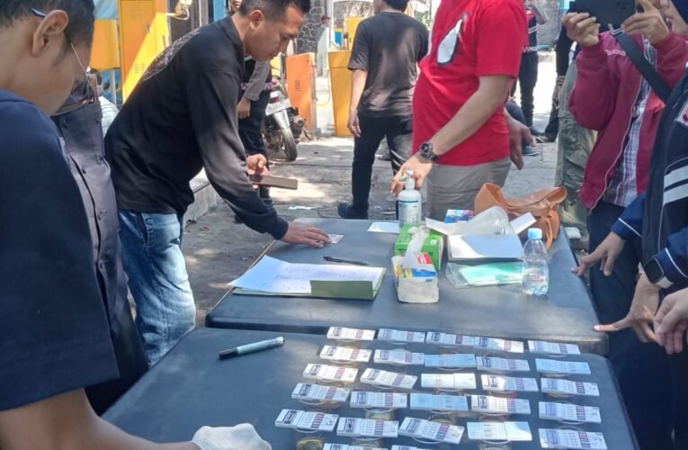 Operasi di Titik-titik vital Pintu Masuk Pelabuhan Jamrud, Satreskoba Polres Tanjung Perak Amankan 5 Orang Positif Narkoba dan Sita 6 Kardus Rokok Ilegal