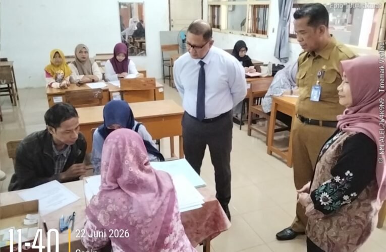 Kadisdik Jatim Tinjau Daftar Ulang SPMB Tahap 2 di SMAN 20 Surabaya, Pastikan Proses Berjalan Lancar