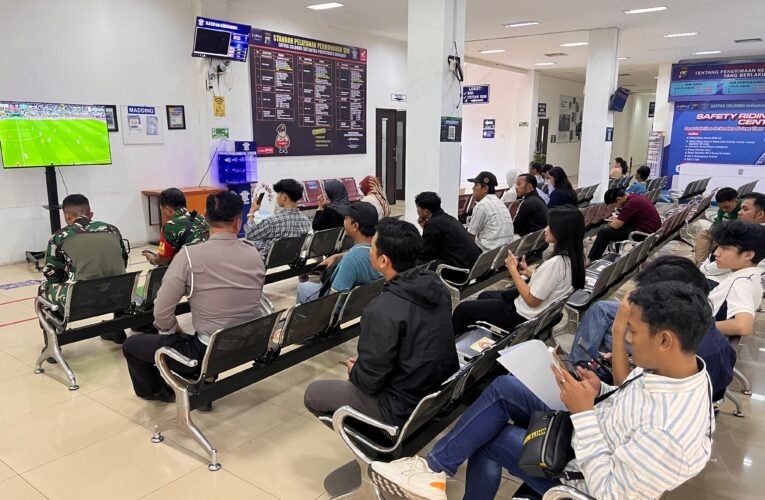 Ciptakan Suasana Nyaman, Satlantas Hadirkan Nobar Piala Dunia dan Pemohon SIM Bikin Antrean SIM Makin Ceria