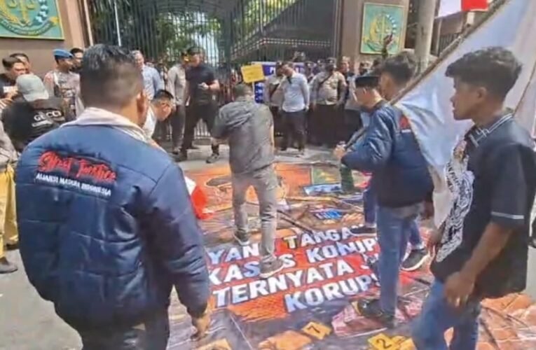 Lempar Telur Busuk ke Spanduk Bergambar Febrie Adriansyah, Aksi AMI Gegerkan Kejati Jatim