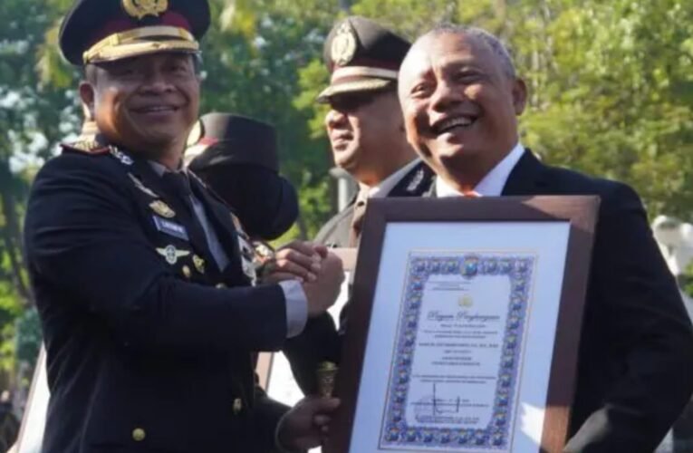 Apresiasi Kepemimpinan Responsif, Kapolrestabes Surabaya Serahkan 6 Penghargaan Sekaligus Kepada AKBP Edy Herwiyanto