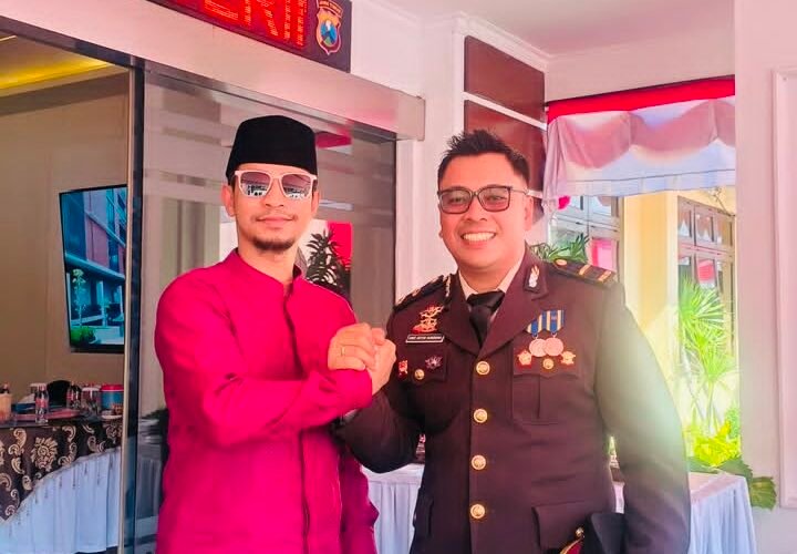Pengasuh Ponpes Daruttauhid, Gus Romy Syib Terima Penghargaan Kapolres Pasuruan di HUT Bhayangkara ke-80