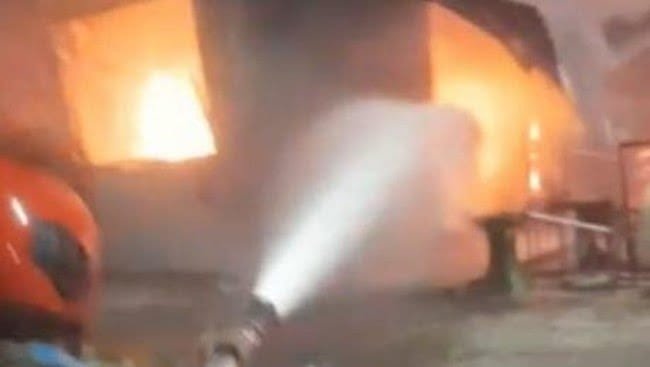 Tabung Gas Meledak, Si-Jago Merah Hanguskan 4 Bangunan di Wilayah Dukuh Kupang Surabaya