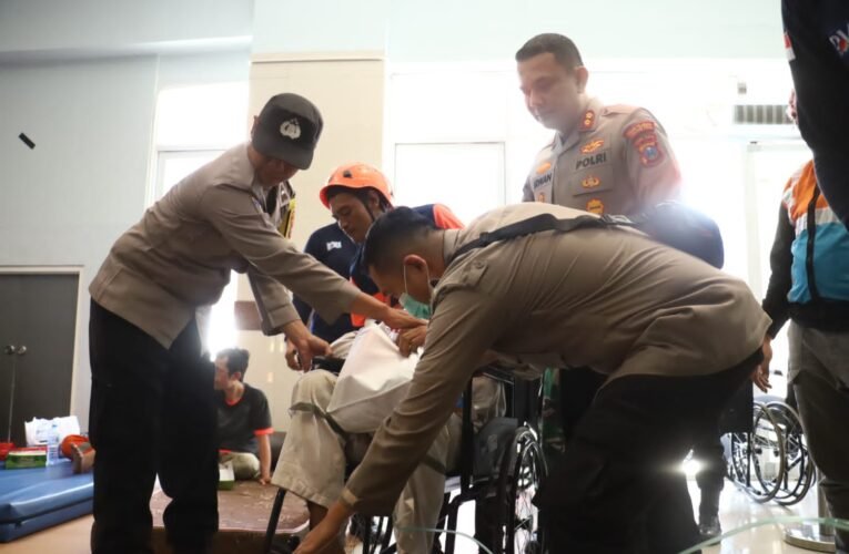 Polres Pelabuhan Tanjungperak Dampingi Korban Peristiwa KM Mutiara Sentosa II, Pastikan Penanganan Maksimal