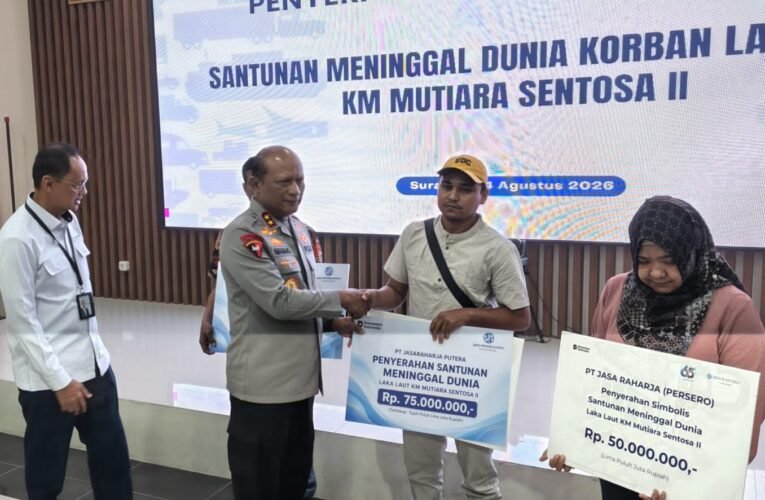 Kapolda Jatim Dampingi Wamenhub Serahkan Santunan Korban KM Mutiara Sentosa II