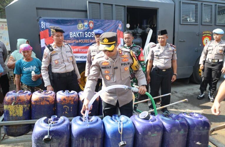 Peringati HUT ke-81 RI, Polres Pasuruan Kota Salurkan Air Bersih untuk Warga Pesisir