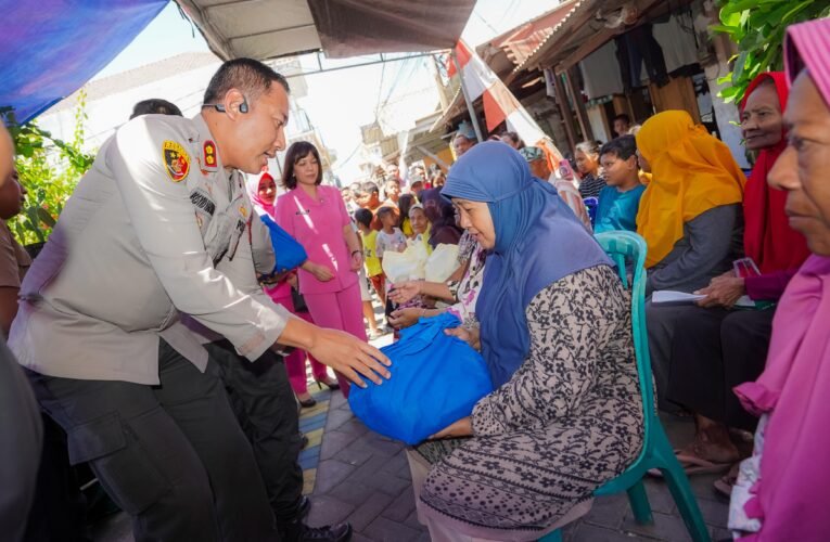 Polrestabes Surabaya Salurkan Paket Sembako Lewat Program ‘Luthfie.Daily Berbagi’