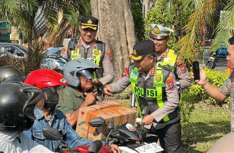 Tertib Berlalu Lintas Berbuah Apresiasi, Kapolrestabes Surabaya Bagikan Helm Gratis Kepada Pengendara